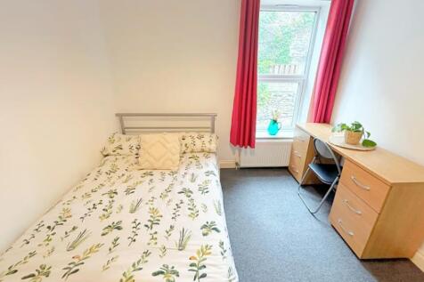 A cozy double bedroom featuring a comfortable b...