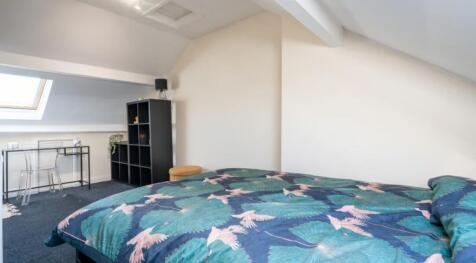 This beautifully decorated double bedroom featu...