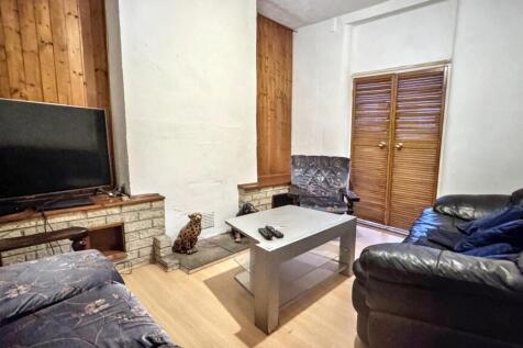 Cozy living room with a welcoming atmosphere, f...