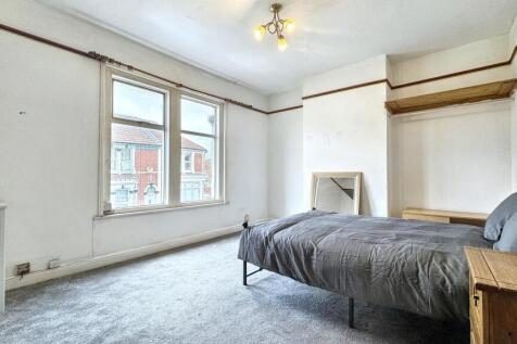 This inviting double bedroom features ample nat...