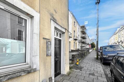 Charming exterior view of a well-maintained pro...