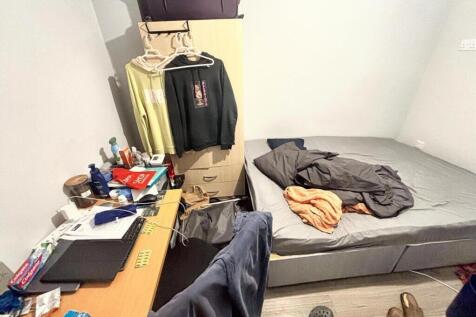 A cozy double bedroom featuring a comfortable b...