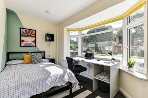 Bright and inviting double bedroom featuring la...