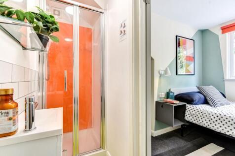 This cozy double bedroom features a stylish des...