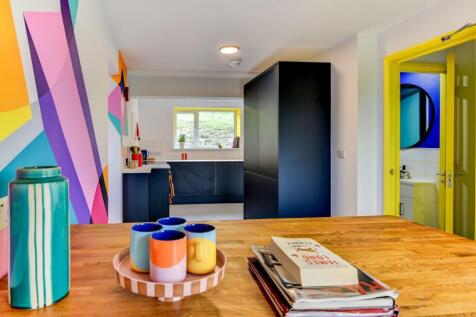 This vibrant kitchen features a modern design w...