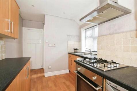This well-equipped kitchen features modern appl...