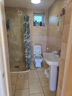 This well-maintained bathroom features a spacio...