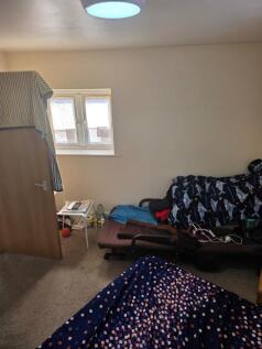 A cozy double bedroom featuring a comfortable b...