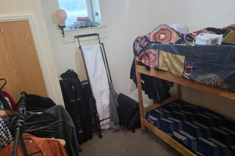 A cozy double bedroom featuring a comfortable b...