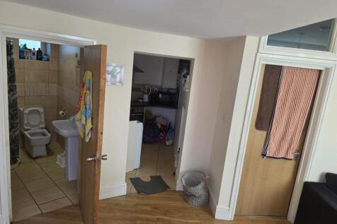This well-maintained bathroom features modern f...