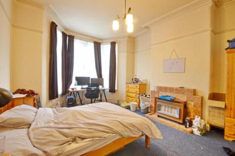 Spacious double bedroom with ample natural ligh...