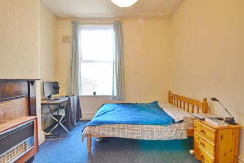 A cozy double bedroom featuring a comfortable b...