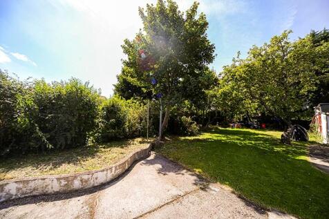 A spacious and well-maintained garden, perfect ...