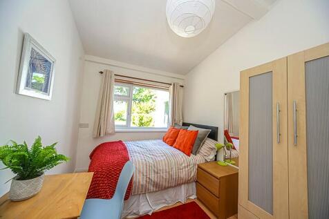 A cozy double bedroom featuring a comfortable b...
