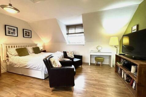 A spacious and inviting large double bedroom, f...