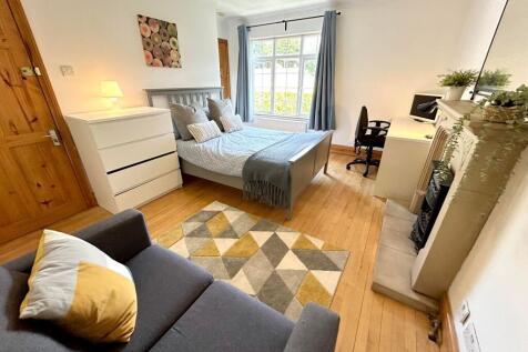 This beautifully designed double bedroom featur...