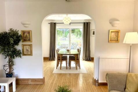 A spacious and inviting large modern living roo...
