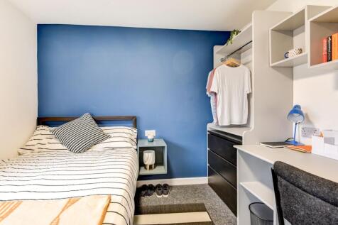 Cozy double bedroom featuring a stylish design ...