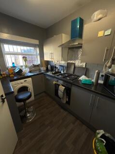 This well-equipped kitchen features modern appl...