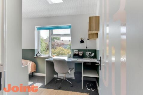 This inviting double bedroom features ample nat...