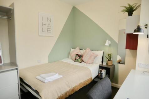 This inviting double bedroom features stylish d...