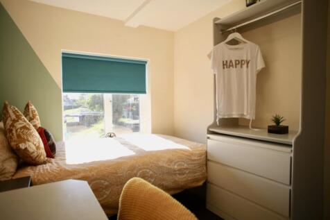 Bright and inviting double bedroom featuring co...