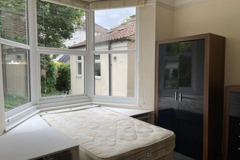 Bright and spacious double bedroom featuring la...