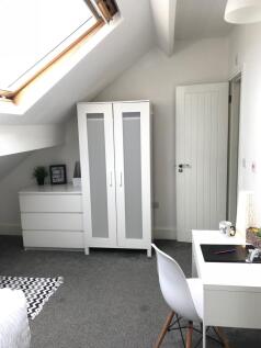 This inviting double bedroom features ample nat...
