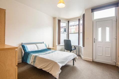 This inviting double bedroom features ample nat...