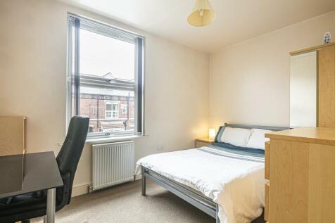 This inviting double bedroom features ample nat...