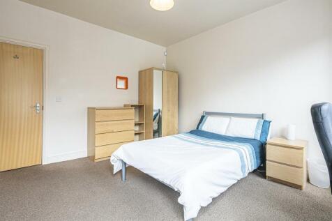 This well-appointed double bedroom features a c...