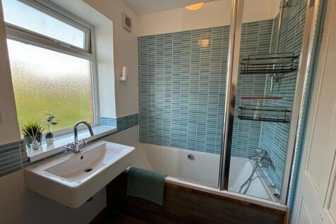 This stylish bathroom features a modern design ...