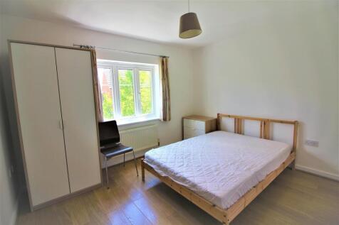 This inviting double bedroom features a spaciou...
