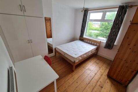 A cozy double bedroom featuring a comfortable b...