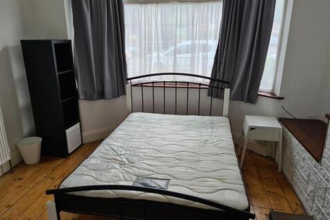 Bright and inviting double bedroom featuring la...