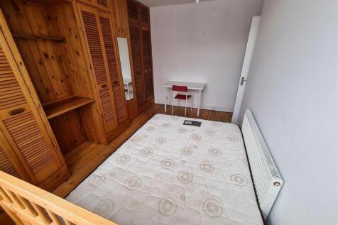 Cozy double bedroom featuring a spacious fitted...