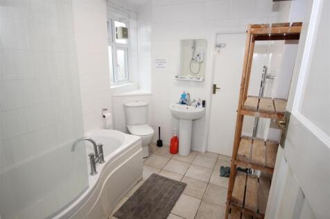 Experience a bright and spacious bathroom featu...