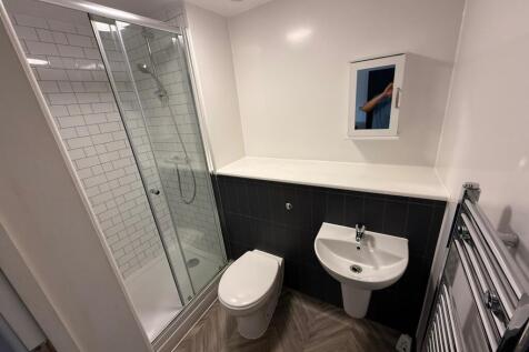 This modern bathroom suite features a sleek des...