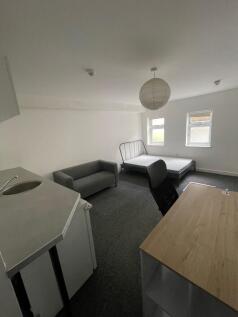 Bright and inviting double bedroom featuring am...