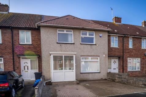 Charming front view of a well-maintained terrac...