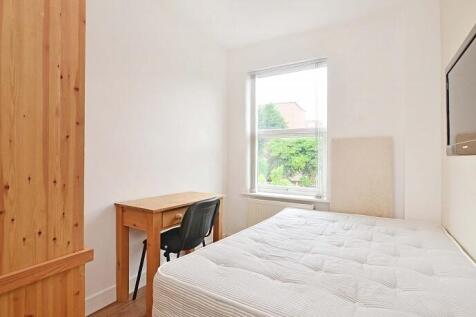 This inviting double bedroom features ample nat...