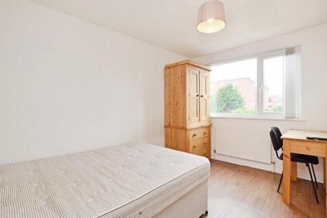 This inviting double bedroom features a spaciou...