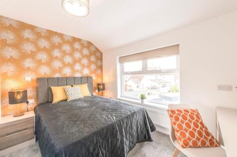 This beautifully designed double bedroom featur...