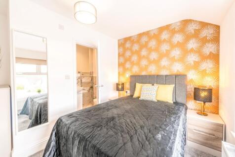 This beautifully designed double bedroom featur...