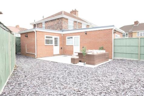 Enjoy a spacious and inviting garden area, perf...