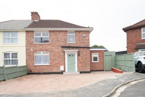 Charming front view of a well-maintained proper...