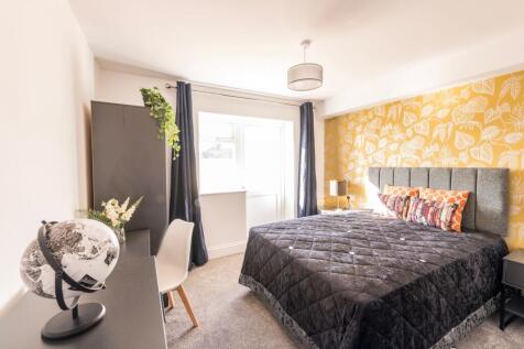 This beautifully designed double bedroom featur...
