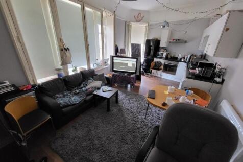 A cozy living room that features comfortable se...