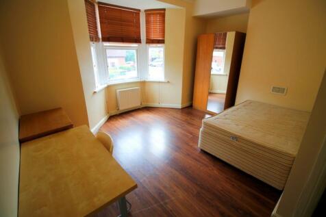 This bright and spacious double bedroom feature...