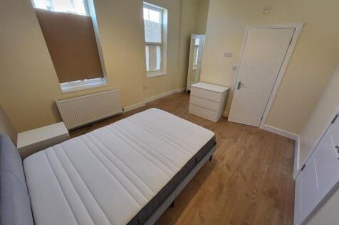 This inviting double bedroom features ample nat...